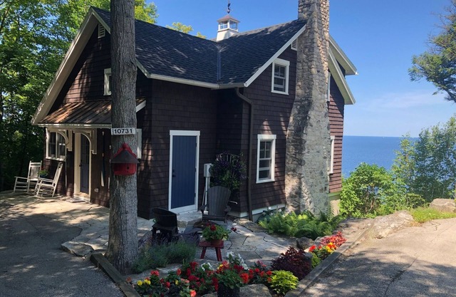 Hot tub, fireplace, walking path to town, patio & deck, STUNNING WATER VIEWS!