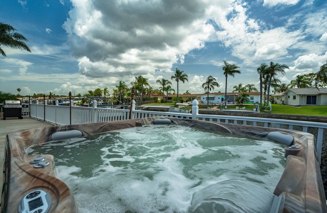 Hot Tub for 6, Canal Front/Boat dock, Fishing, Kayaking, nearby Beach