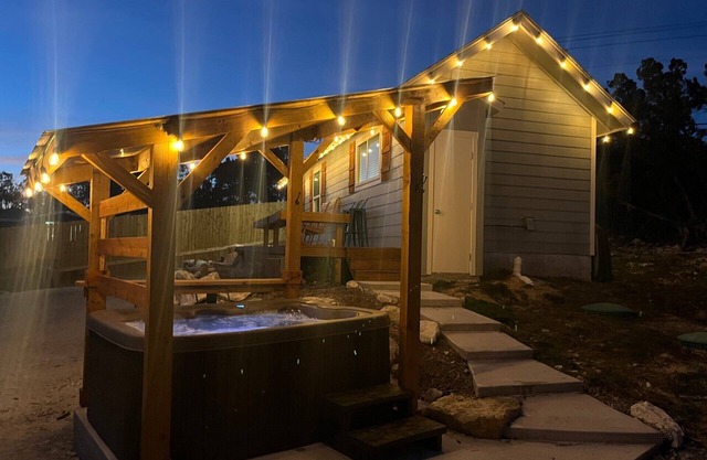 Hot tub, free WiFi, pet friendly, 10 minutes to Canyon Lake/boat ramp