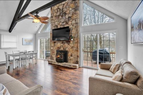 Hot Tub, Game Room, Fire Pit, Movie Room, Beach and More!