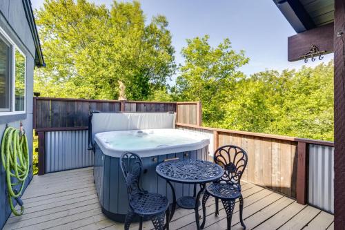 Hot Tub, Grill and Views Waldport Getaway!