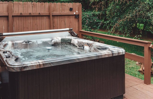 Hot Tub| King Bed | Private Forest |Old Mans Cave