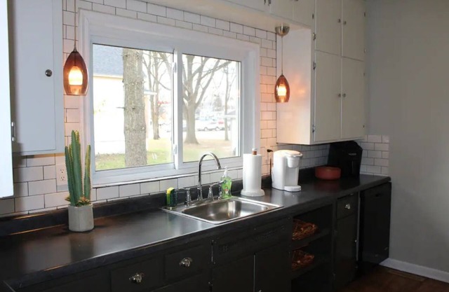 Hot Tub! King Bed! Private & Spacious! Sleeps 3! Fully stocked Kitchen!