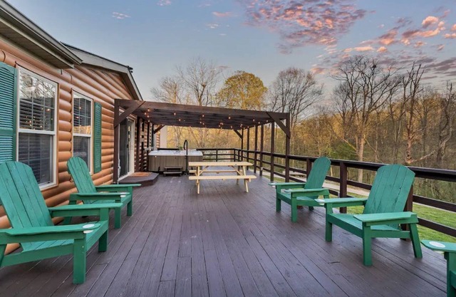 Hot Tub, Large game area, steps from the river