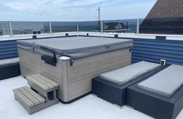 HOT TUB ON DECK, OCEAN VIEW, WALKING DISTANCE TO RESTAURANTS, BARS AND BOARDWALK