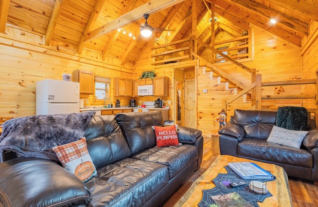 Hot Tub -Pet Friendly -Arcade & Corn Hole-Dock Access w/a Canoe & Paddle Board