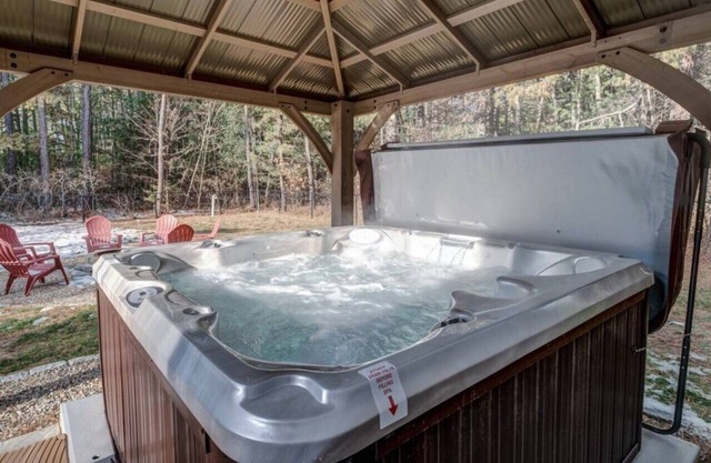 Hot Tub| Pet Friendly| Near King Pine Ski Area