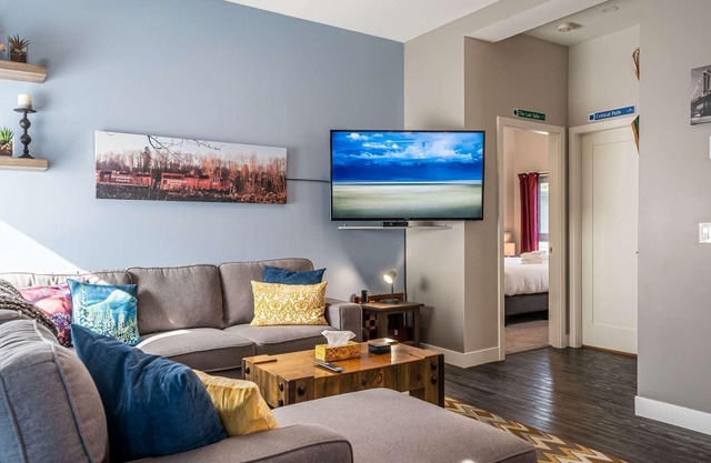 Hot Tub, Private Deck, BBQ - Pillow Top Condo, Revelstoke