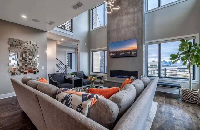 Hot Tub, Rooftops, Skyline Views, Mins to Stadium