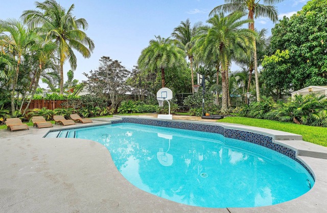 Hot Tub Salt Pool Png Png 5 Min to AtlAv Trampline