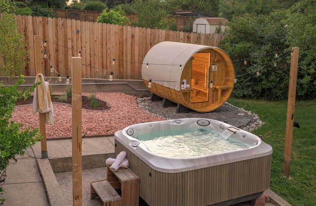 Hot Tub, Sauna & Firepit 15 min Den & Red Rocks