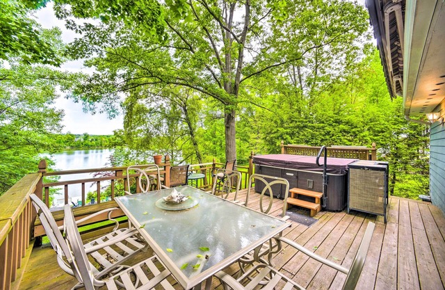 Hot Tub: Secluded Hideaway on Sleepy Hollow Lake