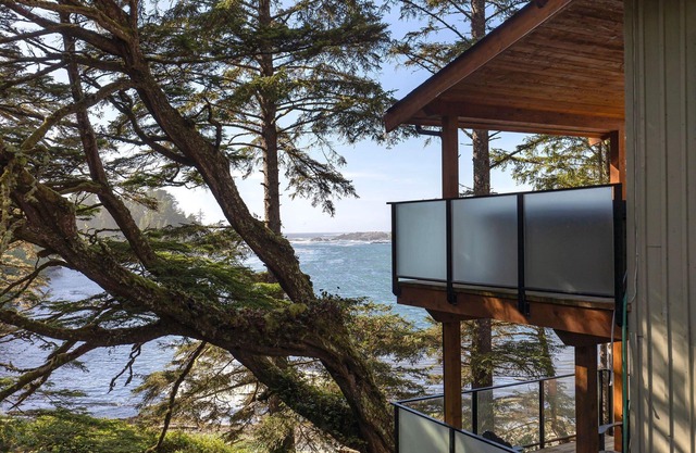 Hot Tub · Spacious Cabin w/Views on Terrace Beach! ⎮Captain's Quarters