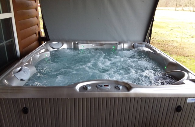 Hot Tub! Super Mountain River Cabin, Wi-Fi, Pool, Tube, Trout, Close to Helen