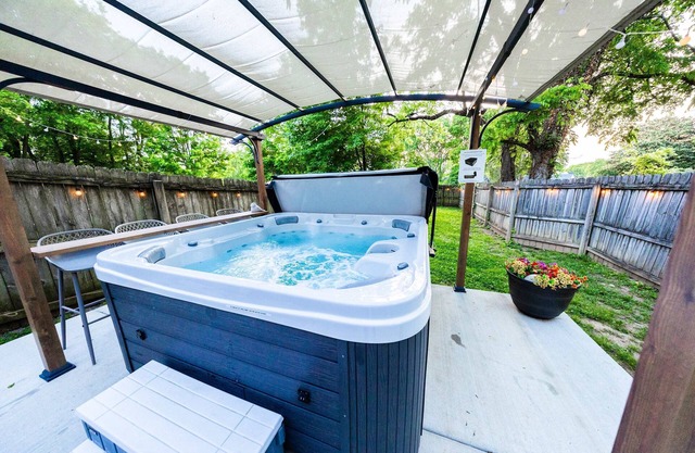 Hot Tub | Walkable | Arcade | Near DWTN!