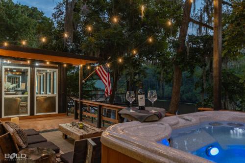 Hot Tub, Waterfront, Boathouse, Whiskey Barrel