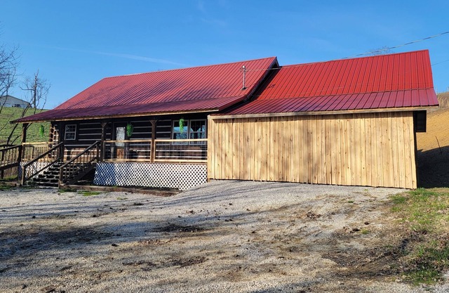 Hot Tub & WiFi - No Pet Fee - Pine Paradise - Getaway to Red River Gorge, Kentucky!