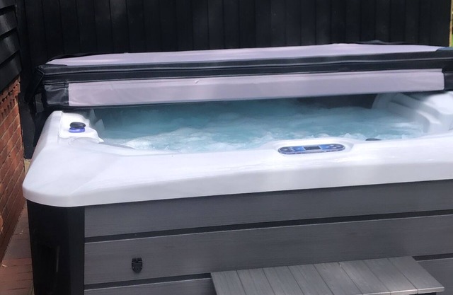 HOT TUB/WOODLAND RETREAT/Near Skegness