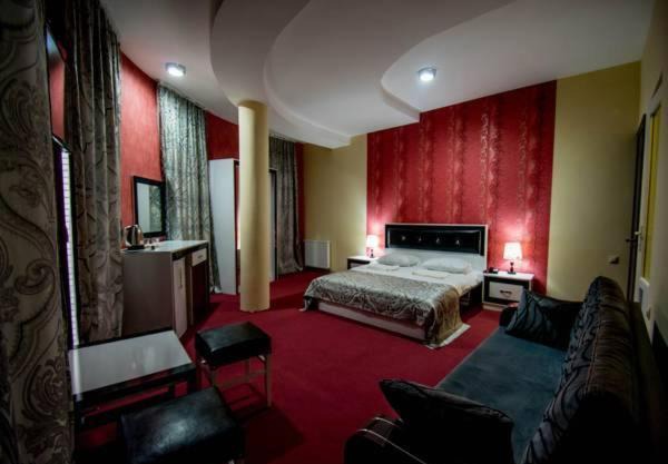 Hotel Batoni Near Airport