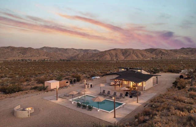 Hotel California ~ Pool,Spa,Views,Destination between Palm Springs &. Joshua Tree