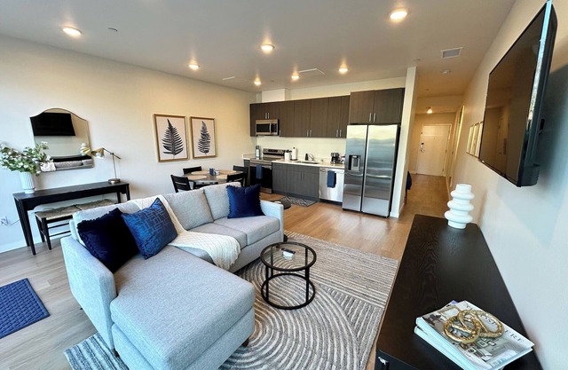 Hotel-like residence with full kitchen, large patio, pet friendly, free parking