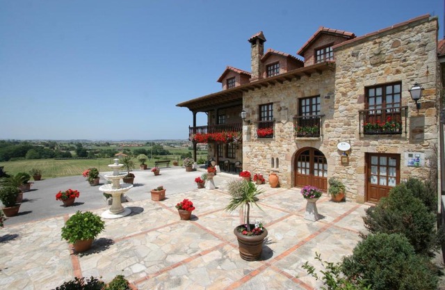Hotel "Posada de Cantabria EL SOLAR" -Cenas típicas y Gintonic- Bar -Terraza panorámica