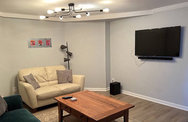 Hotel Style Guest Suite (w/50 in TV, & High Speedinternet wifi 600 MBPs)