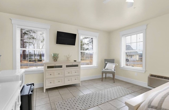 Hotel-Style Suite: Private Room in Edgecomb, Maine