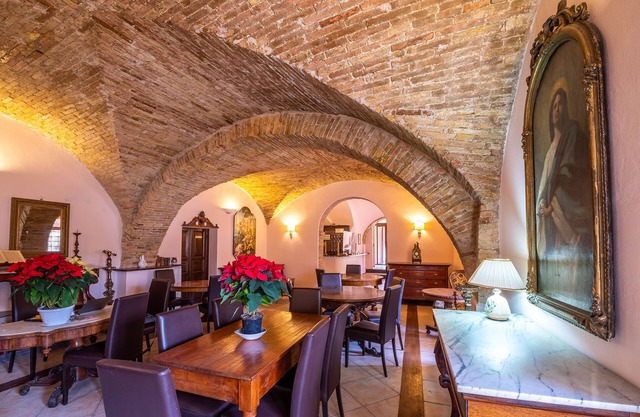 HOTEL TREVI