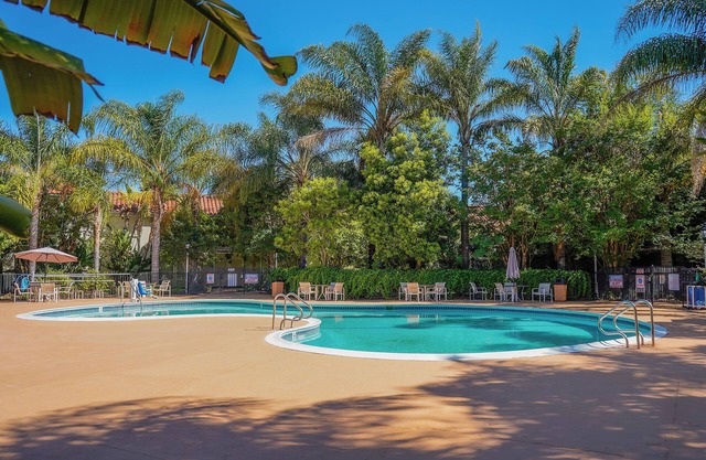 Hotel with 150+ rooms less than 2 miles from the San Jose International Airport