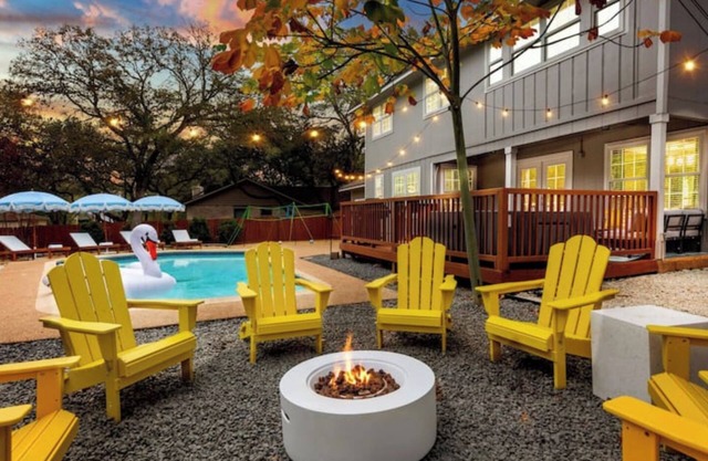 HotTub, Pool, FirePit, Game Room, BBQ, Volleyball and a ton of Family Fun!