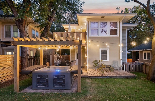 Hottub, Pool Table, Basketball, Firepit, Sleeps 8