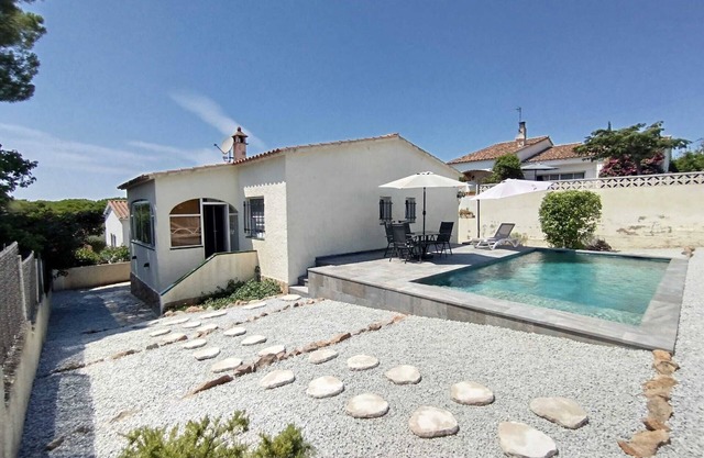 House 2 bedroom with air conditioning and parking 1400 m from the beach