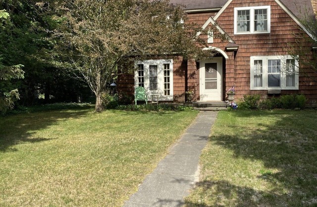 House, 3 Bedrooms, 2 Baths, (Sleeps 6)