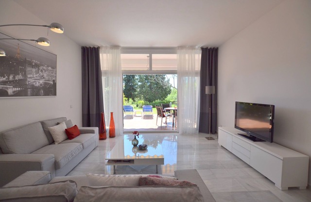 House, 3 terraces, directly on golf course, swimming pool, tennis. Close to beach