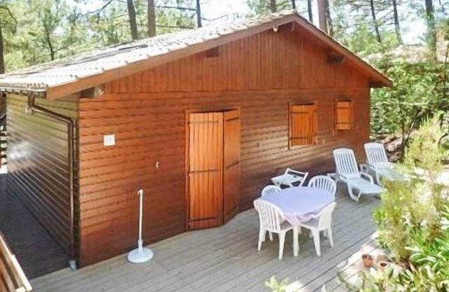 House - Chalet in a pine forest, sleeps 6, 2 bedrooms, fully equipped
