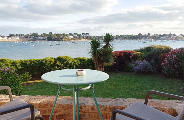 HOUSE - EXCEPTIONAL VIEW OF THE PORT-NAVALO RADE - Direct access to the sea
