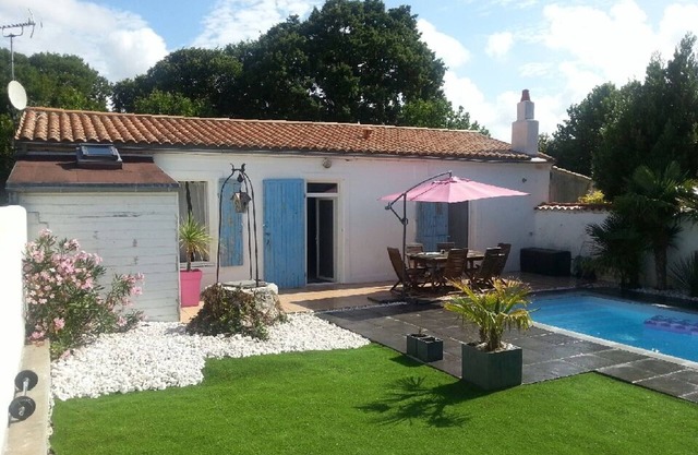 House for 4, Tastefully Decorated, Pool & WiFi