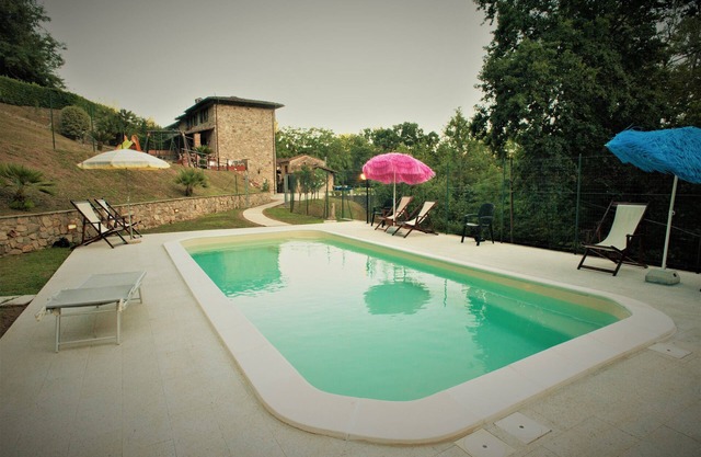 House for 6 people in the green hills of Lucca, swimming pool, Wi-Fi.