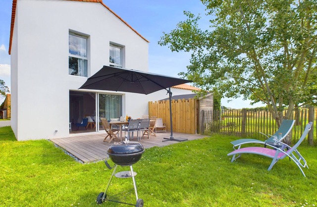 House for 7, shared pool, 2km from the beach