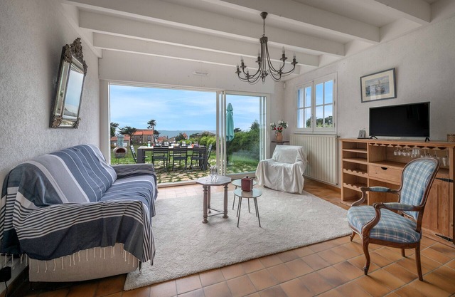 House for 8, sea view, 400m from the beach