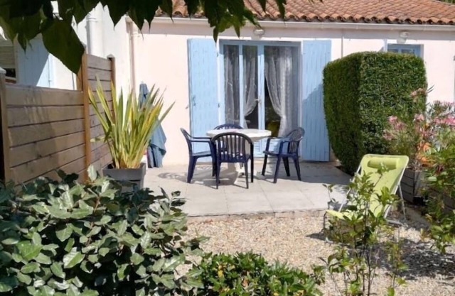 House on one level, beach 300m away, enclosed terrace, private parking