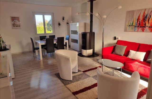 House with wooded garden, very quiet area, 20 min walk from the beach.