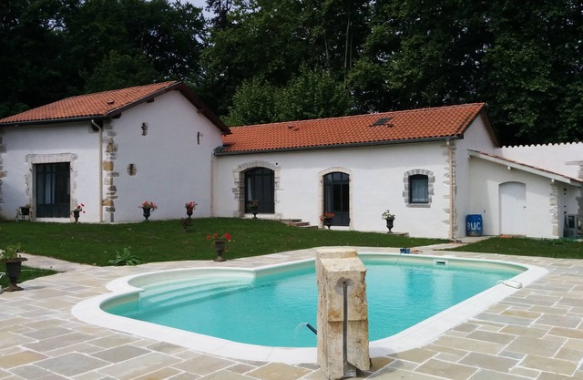 House in Bayonne with swimming pool in wooded park