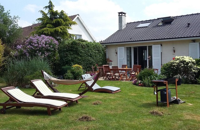 House in quiet charming residence near Versailles and national golf course
