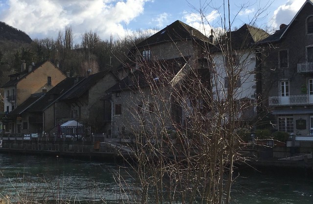 HOUSE IN THE HEART OF THE LITTLE SAVOYARD VENICE, CHANAZ