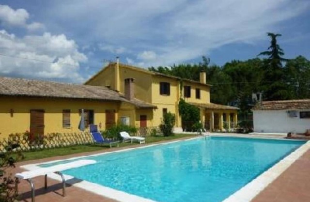 House in the quiet Umbrian region with pool and enclosed park.