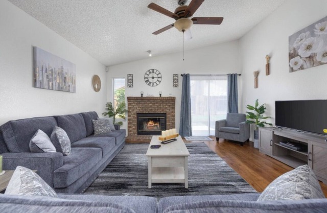 House in tranquil Bakersfield with WiFi and AC close to stores, bank,restaurant