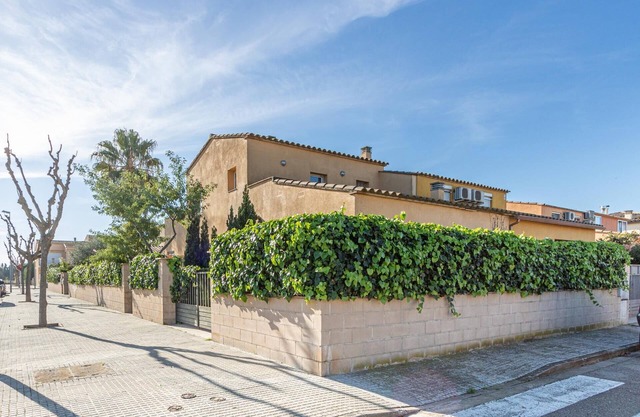 House La Poma- 6 people, quiet area, large outdoor space. Garage