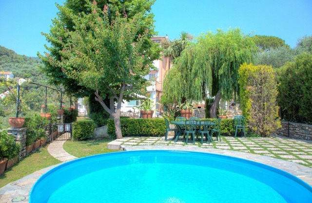 House of the sun - nice apartment for 5 people, with garden and pool
